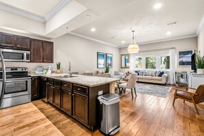 Fridge, microwave, oven, stovetop - Modern, ground-floor condo with patio, WiFi, W&D, pool & hot tub - snowbirds OK (Miramar Beach)