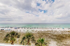 On the beach - Island Princess 412- Beachfront condo with pool, hot tub, gym access, balcony (Fort Walton Beach)