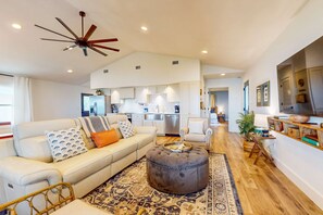 TV, offices - Gorgeous waterfront coastal cottage with dock, Wifi, & private washer&dryer (Fort Walton Beach)