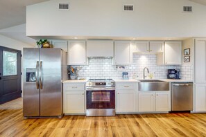 Fridge, microwave, oven, stovetop - Gorgeous waterfront coastal cottage with dock, Wifi, & private washer&dryer (Fort Walton Beach)