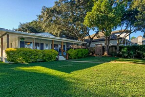 Exterior - Gorgeous waterfront coastal cottage with dock, Wifi, & private washer&dryer (Fort Walton Beach)