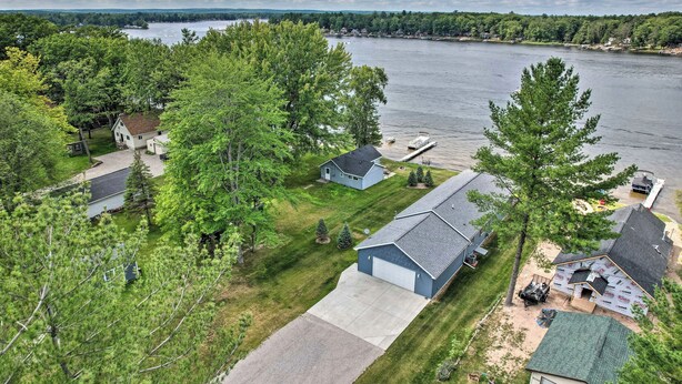 Un quartier résidentiel avec des maisons, un quai et un lac.