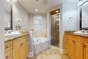 Shower, towels - Fantastic ocean view condo with fitness area, pool, hot tub, & W&D (Fort Walton Beach)
