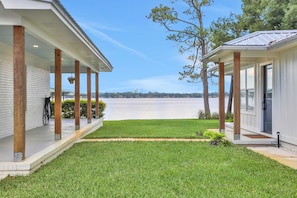 Terrace/patio - Cozy waterfront cottage, pet friendly with AC, deck and shared dock (Fort Walton Beach)