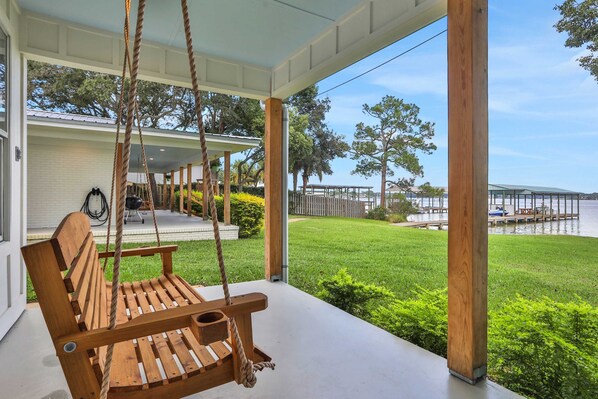 Terrace/patio - Cozy waterfront cottage, pet friendly with AC, deck and shared dock (Fort Walton Beach)