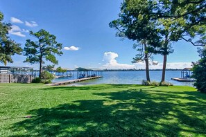 Property grounds - Cozy waterfront cottage, pet friendly with AC, deck and shared dock (Fort Walton Beach)