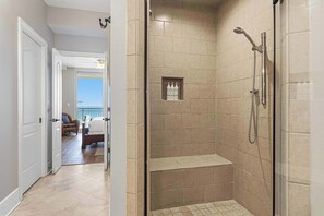 Shower, towels - Gulf Front, Great Amenities, Free WiFi, Nearby Shops & Restaurants (Fort Walton Beach)