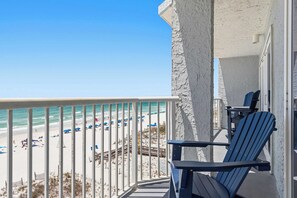 Property grounds - Beachfront resort condo with pool, beach access, BBQ area, gym (Fort Walton Beach)