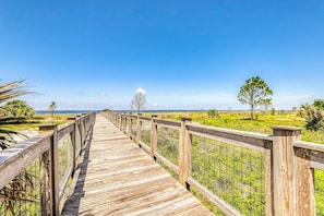 Property grounds - Lovely coastal home with pool access, fast WiFi, screened patio & great location (Port St. Joe)