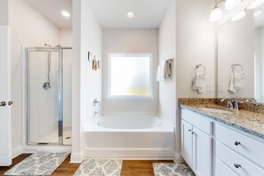 Shower, hair dryer, towels - Lovely coastal home with pool access, fast WiFi, screened patio & great location (Port St. Joe)