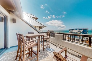 Outdoor dining - Renovated oceanfront condo with lanai, pool, hot tub & view - snowbird-friendly (Mexico Beach)