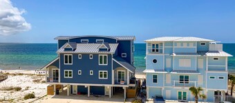 Renovated oceanfront condo with lanai, pool, hot tub & view - snowbird-friendly