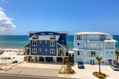 Renovated oceanfront condo with lanai, pool, hot tub & view - snowbird-friendly