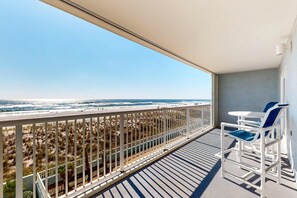 Property grounds - Gulf-front condo with balcony, ocean view, W&D, pool, & fitness room (Fort Walton Beach)
