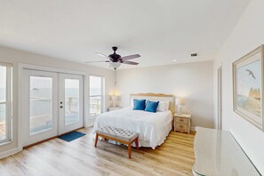 4 bedrooms, WiFi, bed sheets - Gorgeous bayfront home, Private dock, Gas grill, Wifi, Washer and dryer (Eastpoint)