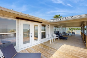 Terrace/patio - Gorgeous bayfront home, Private dock, Gas grill, Wifi, Washer and dryer (Eastpoint)