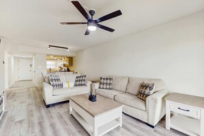 TV, offices - Cozy coastal escape condo with shared pool, Beach access, Gym and Sauna (Fort Walton Beach)