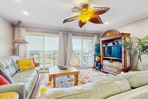 TV, DVD player, offices - Elegant beachfront retreat with shared swimming pool and seasonal beach service with easy beach entry (Fort Walton Beach)