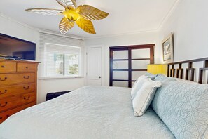 1 bedroom, iron/ironing board, WiFi, bed sheets - Elegant beachfront retreat with shared swimming pool and seasonal beach service with easy beach entry (Fort Walton Beach)