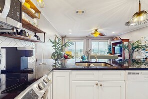 Fridge, microwave, oven, stovetop - Elegant beachfront retreat with shared swimming pool and seasonal beach service with easy beach entry (Fort Walton Beach)