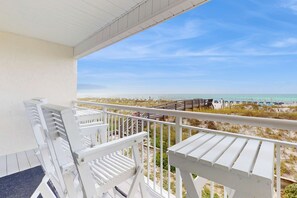 Property grounds - Elegant beachfront retreat with shared swimming pool and seasonal beach service with easy beach entry (Fort Walton Beach)