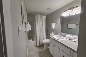 Shower, towels - Gulf view condo with private balcony, close to beaches and more! (Fort Walton Beach)