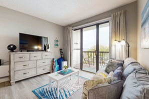 TV, offices - Cozy soundfront studio with shared pool & close to beach (Fort Walton Beach)