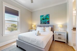 5 bedrooms, WiFi, bed sheets - Luxe dog-friendly home - pool access & 5-minute walk to beach (Miramar Beach)