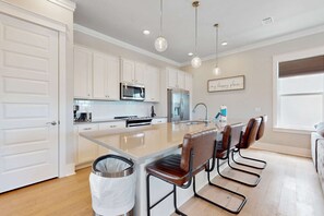 Fridge, microwave, oven, stovetop - Luxe dog-friendly home - pool access & 5-minute walk to beach (Miramar Beach)