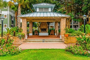 Exterior - Comfy studio with kitchenette, central AC, pools, hot tub, & tennis (Miramar Beach)