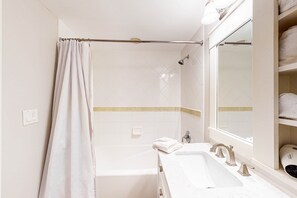 Shower, hair dryer, towels - Comfy studio with kitchenette, central AC, pools, hot tub, & tennis (Miramar Beach)