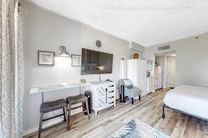 WiFi, bed sheets - Ground-floor studio near the beach with patio, washer/dryer, outdoor pool & AC (Fort Walton Beach)