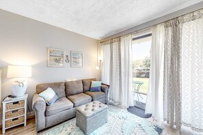 TV, offices - Ground-floor studio near the beach with patio, washer/dryer, outdoor pool & AC (Fort Walton Beach)