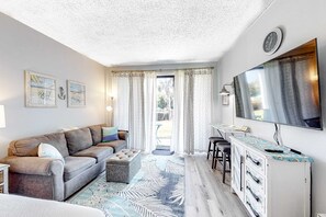 TV, offices - Ground-floor studio near the beach with patio, washer/dryer, outdoor pool & AC (Fort Walton Beach)