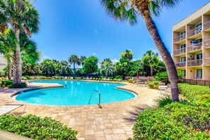 Pool - Ground-floor studio near the beach with patio, washer/dryer, outdoor pool & AC (Fort Walton Beach)