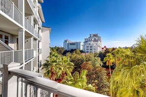 Property grounds - Ideal getaway near the beach & golf with shared pool, central AC (Miramar Beach)