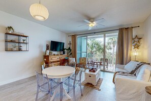 TV, DVD player, offices - Adorable 3rd-floor cabana with gorgeous view from balcony, pool and hot tub access (Santa Rosa Beach)