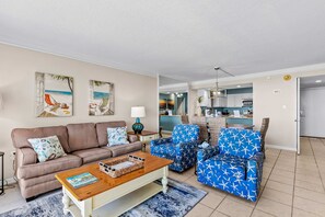 TV, DVD player, offices - Gulf and beachfront condo with furnished patio, outdoor pool, gym & tennis (Miramar Beach)