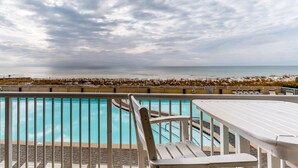 Vista a la piscina con vista a la playa y al océano.