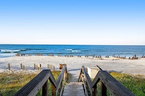 Beach nearby - Newly built condo with WiFi, shared pools, hot tub, & private beach access (Santa Rosa Beach)