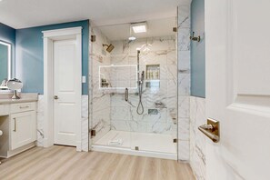 Shower, hair dryer, towels - Gorgeous ocean-view condo with beach access, pool, balcony & chef's kitchen (Fort Walton Beach)