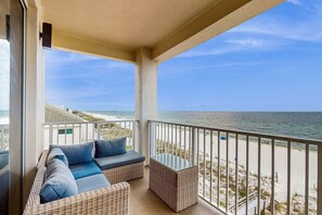 Property grounds - Gorgeous ocean-view condo with beach access, pool, balcony & chef's kitchen (Fort Walton Beach)