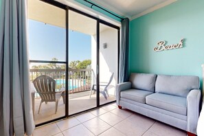 TV, offices - Second-floor, sound-front studio with pool & washer/dryer (Fort Walton Beach)