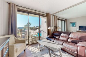 TV, DVD player, offices - Peaceful corner studio with pool & Santa Rosa Sound views - snowbird-friendly (Fort Walton Beach)