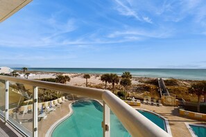 Un espace piscine offrant une vue sur la plage et l’océan.