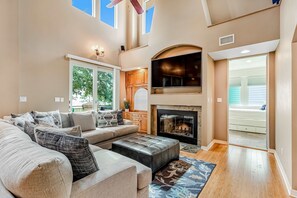 TV, offices - Delightful escape on the sound with beach access, dock, furnished deck, and WiFi (Gulf Breeze)