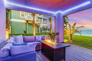 Terrace/patio - Delightful escape on the sound with beach access, dock, furnished deck, and WiFi (Gulf Breeze)