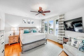 4 bedrooms, iron/ironing board, WiFi, bed sheets - Delightful escape on the sound with beach access, dock, furnished deck, and WiFi (Gulf Breeze)