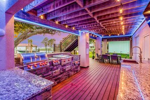 Outdoor dining - Delightful escape on the sound with beach access, dock, furnished deck, and WiFi (Gulf Breeze)