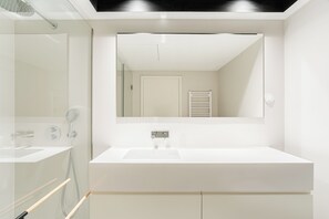 Hair dryer, towels, soap, toilet paper - Bonjardim Luxury Suit by Bolhão Market (Porto)